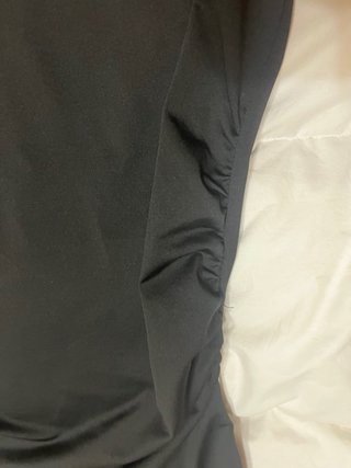 Vestido negro ajustado con encaje
