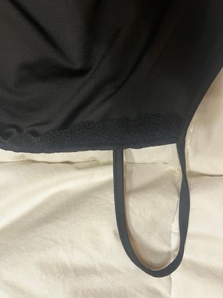 Vestido negro ajustado con encaje