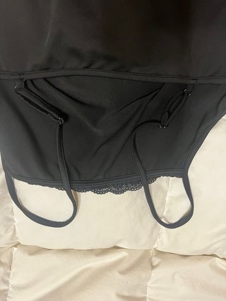 Vestido negro ajustado con encaje