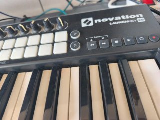 Controlador MIDI Novation Launchkey 25