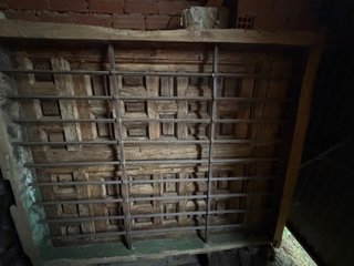 Ventana antigua con rejas de hierro
