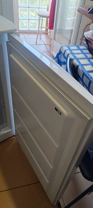 Congelador Teka bajo encimera blanco
