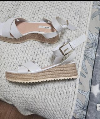Sandalias blancas Stradivarius