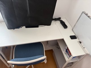 Silla giratoria de escritorio azul y blanca