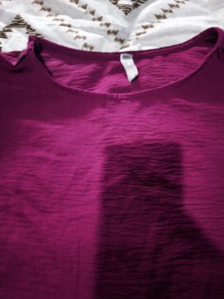 Blusa morada con botones en hombros