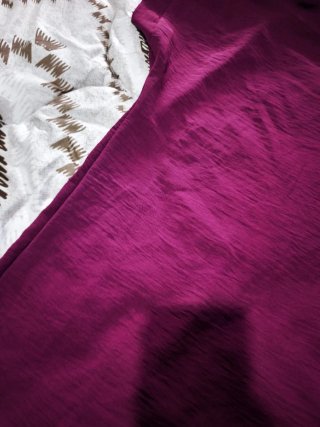 Blusa morada con botones en hombros