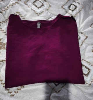 Blusa morada con botones en hombros