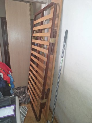 Somier de madera con patas