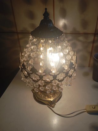 Lampada da tavolo dorata con cristalli