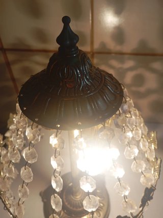 Lampada da tavolo dorata con cristalli