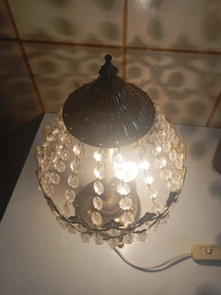 Lampada da tavolo dorata con cristalli