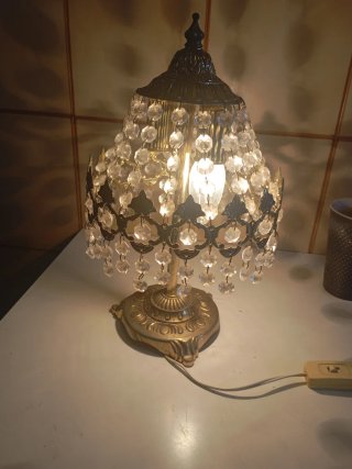 Lampada da tavolo dorata con cristalli