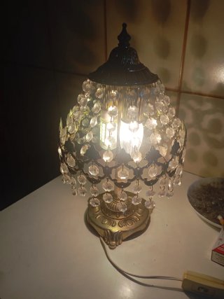 Lampada da tavolo dorata con cristalli