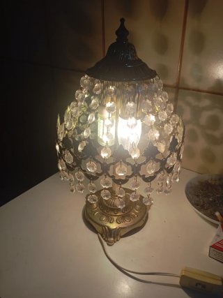 Lampada da tavolo dorata con cristalli