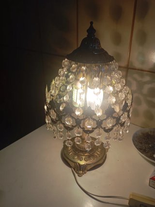Lampada da tavolo dorata con cristalli