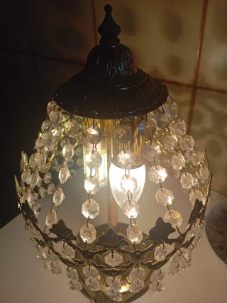 Lampada da tavolo dorata con cristalli