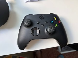 Xbox Series X 1TB Negra, auriculares y 3 mandos.