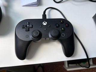Xbox Series X 1TB Negra, auriculares y 3 mandos.