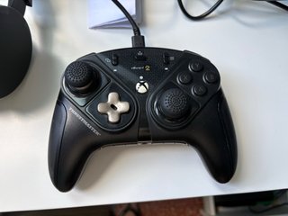 Xbox Series X 1TB Negra, auriculares y 3 mandos.