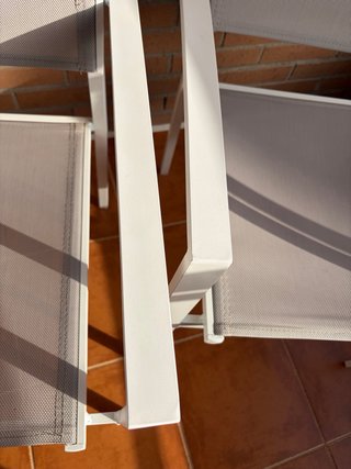 2 sillas con brazo ligeras color blanco apilables