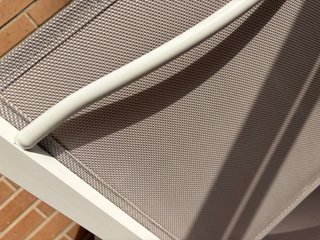 2 sillas con brazo ligeras color blanco apilables