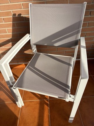 2 sillas con brazo ligeras color blanco apilables