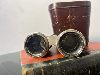 Anteojos franceses de hierro y cuero siglo XX