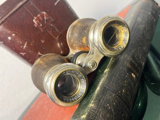 Anteojos franceses de hierro y cuero siglo XX