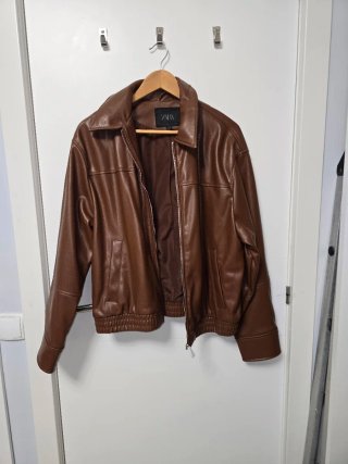 Chaqueta Zara efecto piel marrón