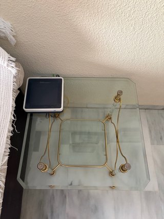 Mesa auxiliar cristal y metal dorado