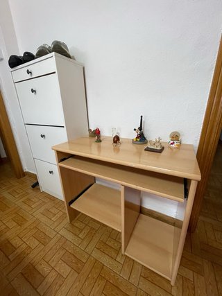 Escritorio de madera en como NUEVO