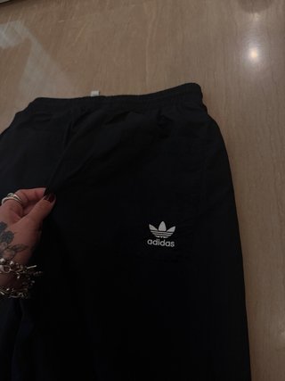 Pantalón chándal Adidas negro y blanco