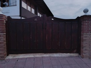Puerta madera maciza entrada automática