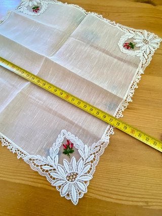Fazzoletto bianco con pizzo e fiorellino