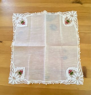 Fazzoletto bianco con pizzo e fiorellino