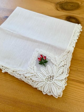 Fazzoletto bianco con pizzo e fiorellino