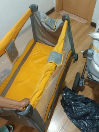 Cuna de viaje BBy gris y amarillo