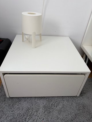 Mesita de noche blanca con cajón y ruedas