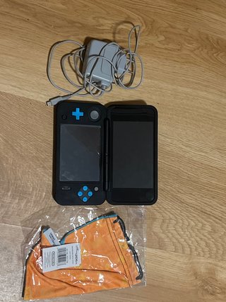 Nintendo 2DS Negra y Azul con Cargador y funda