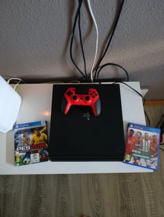 Consola PS4 Pro Negra + 2 Juegos PES