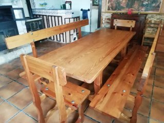 Mesa de madera con bancos