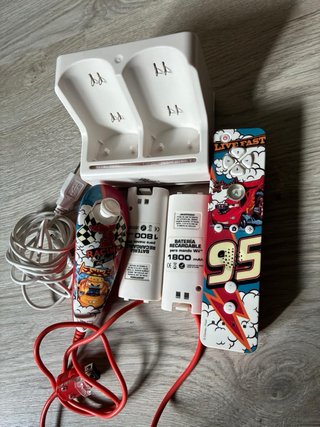 Mando Wii Cars + base y Baterías Recargables