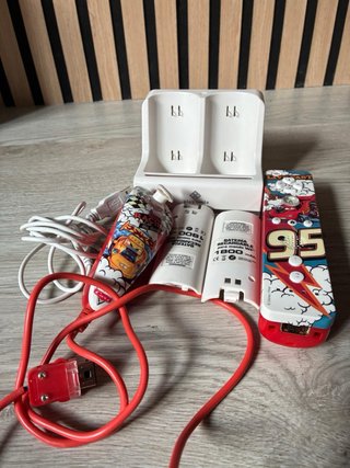Mando Wii Cars + base y Baterías Recargables