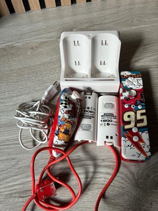 Mando Wii Cars + base y Baterías Recargables