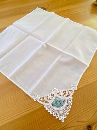 Fazzoletto bianco con pizzo e fiori blu ricamato