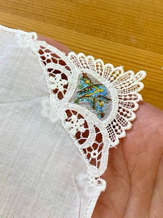 Fazzoletto bianco con pizzo e fiori blu ricamato