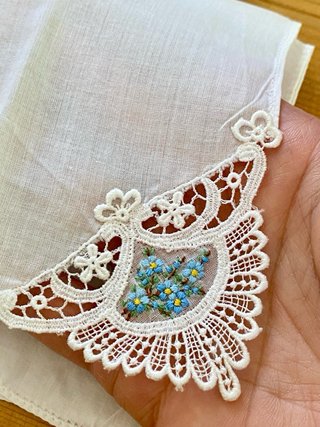 Fazzoletto bianco con pizzo e fiori blu ricamato