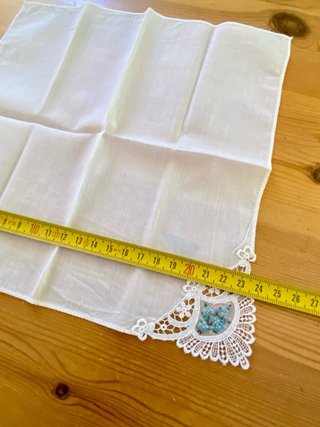 Fazzoletto bianco con pizzo e fiori blu ricamato