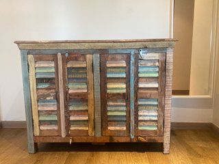 Mueble de madera maciza multicolor