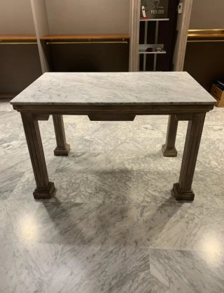 Mesa de mármol con base de madera